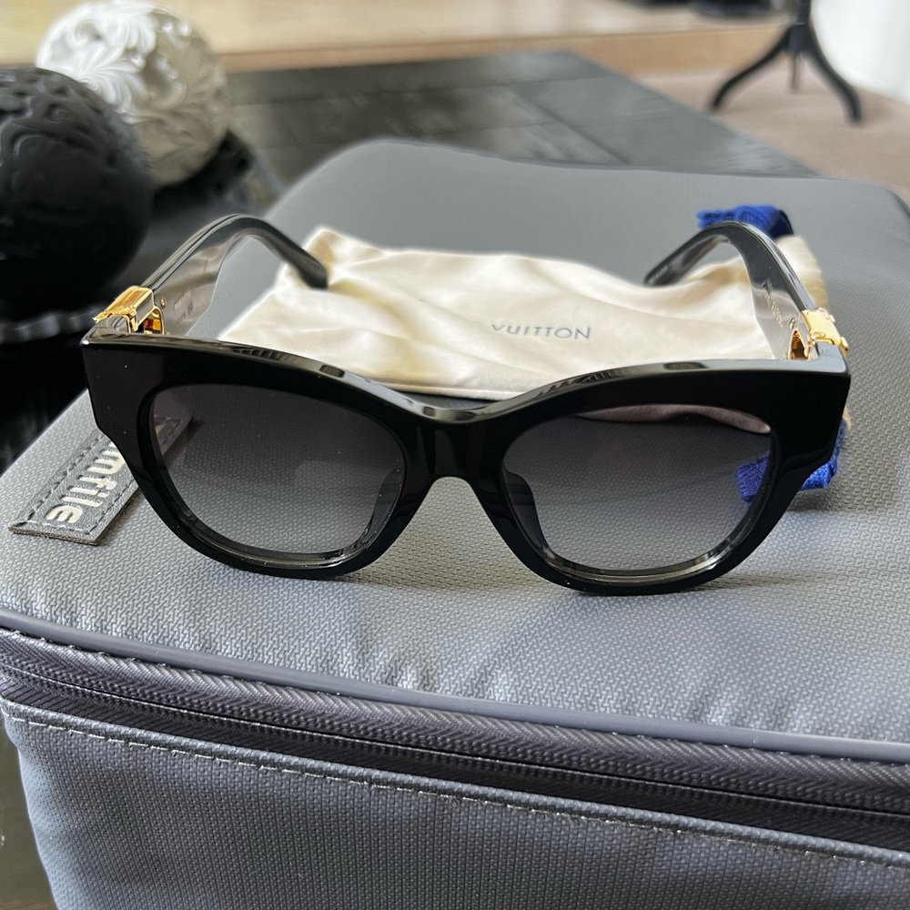 NWT Louis Vuitton Link Black Sunglasses